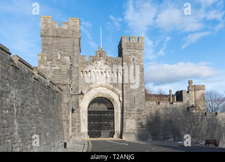 Chiuso High Street ingresso al Castello di Arundel in Arundel, West Sussex, in Inghilterra, Regno Unito. Foto Stock