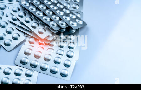 Pila di compresse pillole in confezione blister. Confezionamento in industria farmaceutica. Prodotto di farmacia. La scelta del farmaco in ospedale. Global farmaco concetto di mercato. Foto Stock