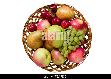 Frutto nel cesto di legno. Isolato su sfondo bianco. Vista dall'alto. Non OGM o GMO prodotti freschi. Autumn harvest concetto. Foto Stock