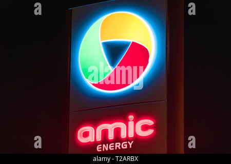 Pruszcz Gdanski, Polonia - 31 Marzo 2019: Amic energia stazione di benzina di notte. Marchio di proprietà di Austrian impresa di investimento AMIC la gestione dell'energia. Foto Stock