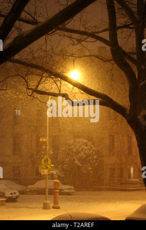 Un nevoso angolo Street in Brooklyn (New York City) Foto Stock