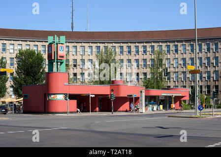 Berlino. Germania. Fehrbelliner Platz della U-Bahn ingresso progettato da Rainer Gerhard Rümmler (1929-2004), costruito 1967-1972, in fondo mi Foto Stock