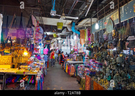 Negozio di souvenir e bancarelle di artigianato, il vecchio mercato, Market Hall, Siem Reap, Cambogia, Asia Foto Stock