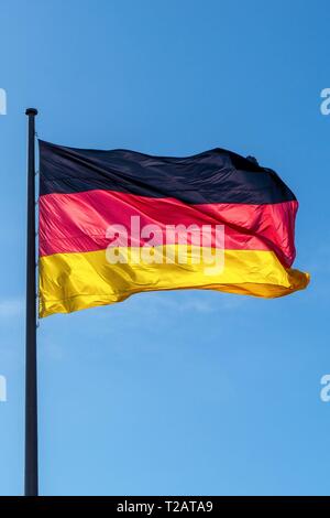 Germania: bandiera della Germania unificata di fronte al parlamento tedesco a Berlino. Foto dal 18 marzo 2019. | Utilizzo di tutto il mondo Foto Stock