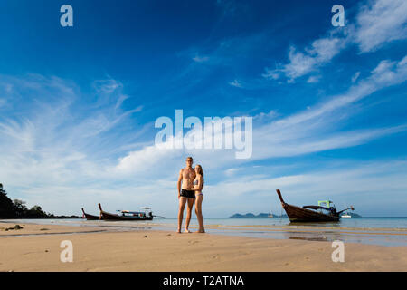 Giovane su Koh Mook island in Thailandia. Bella coppia Giovane prese su Charlie beach, Haad Sai Yao - Haad Farang durante la luna di miele. Foto Stock