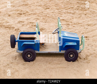 Blu jeep carino sulla spiaggia Foto Stock