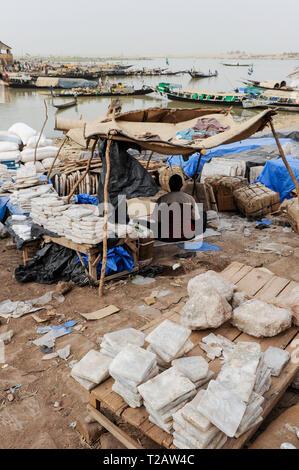 MALI, Mopti, fiume Niger, commerciante vende il sale al mercato, la piastra di sale proviene dal camel caravan via da Tombouctou Taoudenni nel Sahara Foto Stock