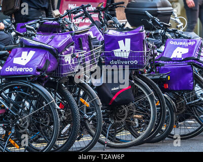 Cibo Deliveroo corriere consegna biciclette parcheggiate fino in centro a Londra Foto Stock