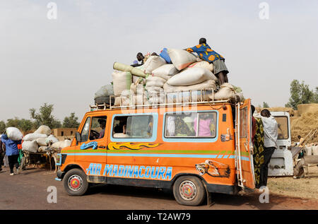 MALI Mopti , delle persone e delle merci nel vecchio Mercedes Benz bus che funziona come un trasporto pubblico in villaggi Foto Stock