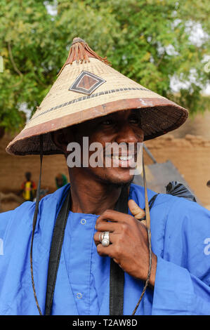 MALI, Mopti, giorno di mercato, Fulani o Peulh uomo con tradizionale hat Tengaade, realizzato da paglia e cuoio / Mali, Mopti, Markttag, Fulbe oder Fulani Mann mit Hut Foto Stock