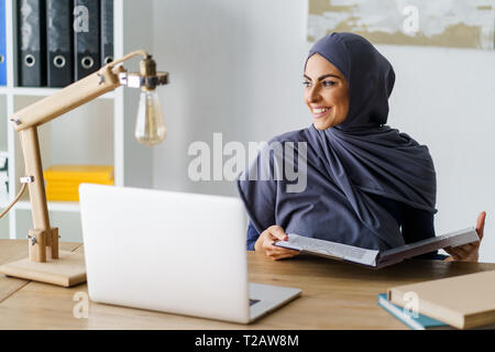Bella donna araba lavora Foto Stock