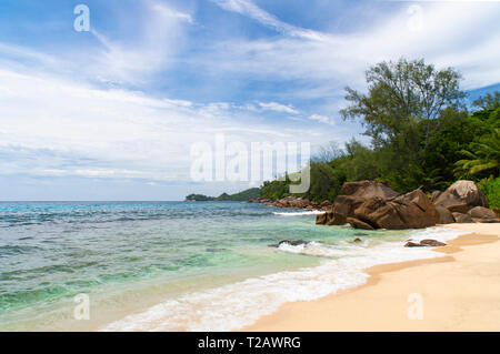 Anse Takamaka sulla costa sud-ovest di Mahe, Seicelle Foto Stock