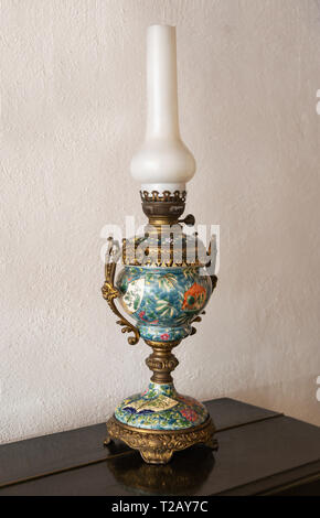 Vecchia ceramica lampada Olio su tavola Foto Stock