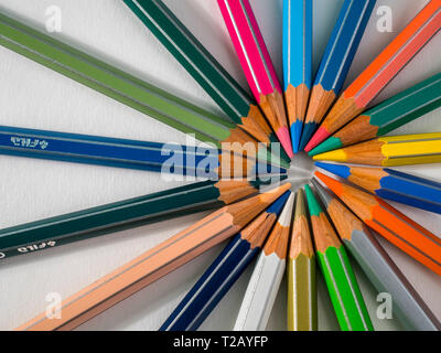 Affilare matite colorate Foto Stock