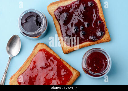 Toast con marmellata su blu Foto Stock