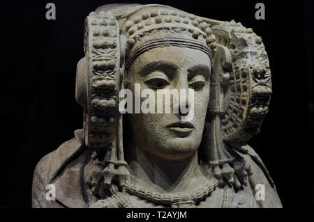 Dama di Elche. Dettaglio. V-IV secolo A.C. Cultura Iberica. Calcare busto femminile, originariamente policromo. Da La Alcudia, Elche (Comunità Valenciana, Spagna). Museo Archeologico Nazionale. Madrid. Spagna. Foto Stock