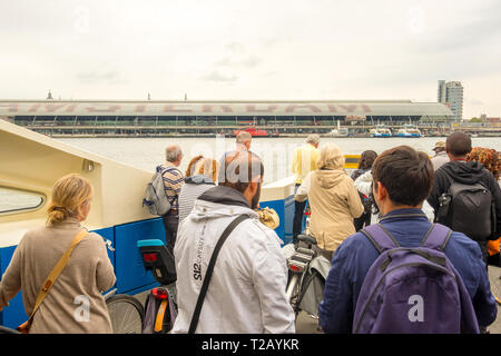 Amsterdam, Paesi Bassi - 02 Settembre 2018: Ferry boat con passeggeri verso il porto e la Stazione Ferroviaria Centrale di Amsterdam, Paesi Bassi Foto Stock
