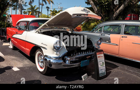 Naples, Florida, Stati Uniti d'America - Marzo 23,2019: bianco e rosa 1955 Oldsmobile 98 Deluxe Coupe vacanze in occasione della trentaduesima annuale deposito Napoli Classic Car Show a Napoli Foto Stock