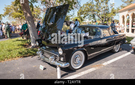 Naples, Florida, Stati Uniti d'America - Marzo 23,2019: Nero 1956 Ford Thunderbird in occasione della trentaduesima annuale deposito Napoli Classic Car Show in Naples, Florida. Solo editoriale. Foto Stock