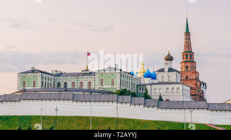 Vista del Cremlino di Kazan con il palazzo presidenziale, Annunciazione Cattedrale e la Torre Soyembika Foto Stock