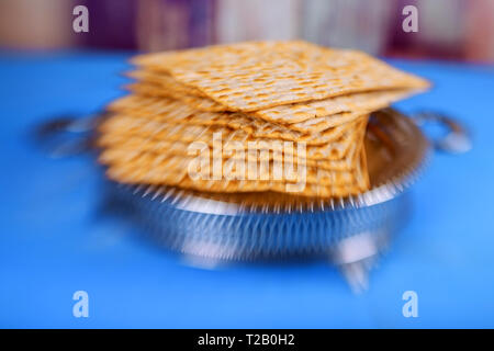 Matzo per Pasqua con vassoio metallico sul tavolo vicino fino Foto Stock