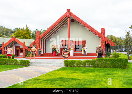 ROTORUA, Nuova Zelanda - 10 ottobre 2018: Tamaki Maori ballerini in abito tradizionale a Whakarewarewa Parco Termale Foto Stock