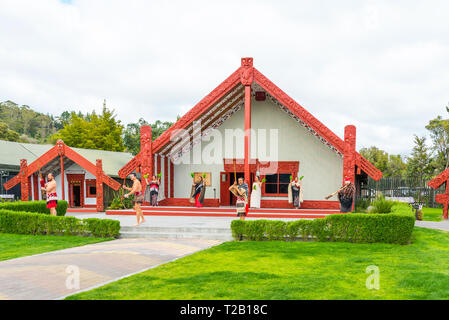 ROTORUA, Nuova Zelanda - 10 ottobre 2018: Tamaki Maori ballerini in abito tradizionale a Whakarewarewa Parco Termale Foto Stock