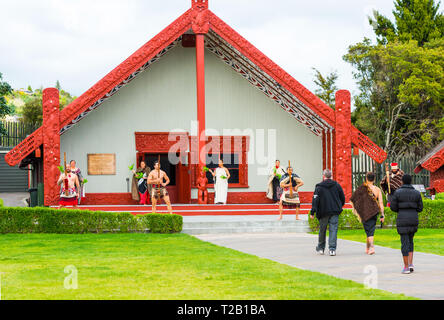 ROTORUA, Nuova Zelanda - 10 ottobre 2018: Tamaki Maori ballerini in abito tradizionale a Whakarewarewa Parco Termale Foto Stock