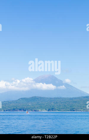 Vulcano Agung vista dal mare. Isola di Bali, Indonesia Foto Stock