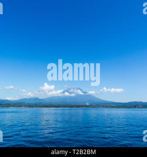 Vulcano Agung vista dal mare. Isola di Bali, Indonesia Foto Stock