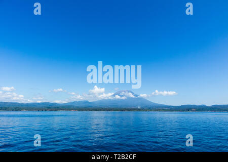 Vulcano Agung vista dal mare. Isola di Bali, Indonesia Foto Stock