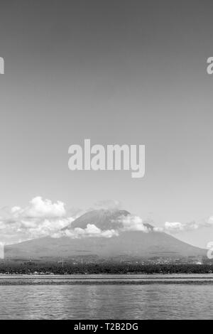 Vulcano Agung vista dal mare. Isola di Bali, Indonesia Foto Stock