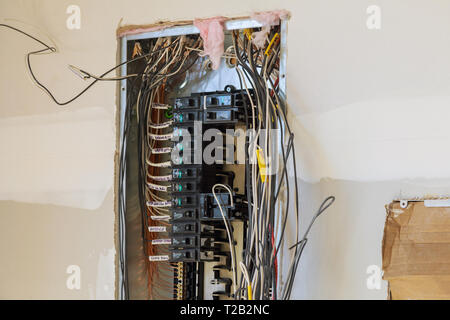 Armadio elettrico con interruttore sul pannello di montaggio montato titolari i fili nel cavo Foto Stock