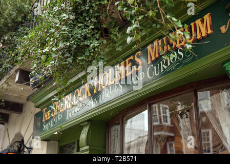 LONDON, Regno Unito - 22 Marzo 2019: 221b di Baker Street è l'indirizzo di Londra (ora museo) del detective fittizio Sherlock Holmes, creato dall'autore Sir Ar Foto Stock