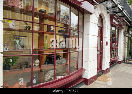 LONDON, Regno Unito - 22 Marzo 2019: 221b di Baker Street è l'indirizzo di Londra (ora museo) del detective fittizio Sherlock Holmes, creato dall'autore Sir Ar Foto Stock