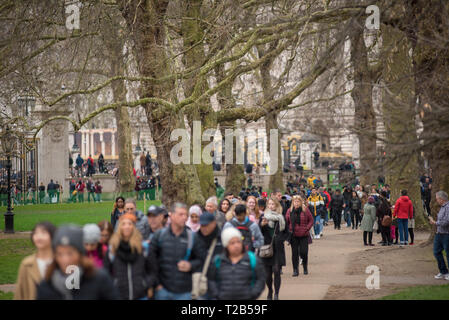 LONDON, Regno Unito - 22 Marzo 2019: i turisti a piedi attraverso i vicoli del parco verde in città Wesminter, Londra Foto Stock