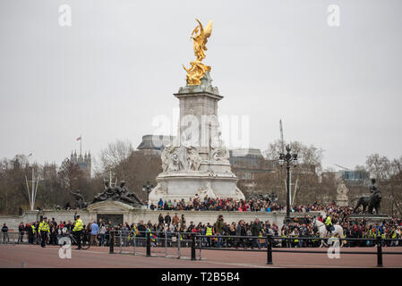 LONDON, Regno Unito - 22 Marzo 2019: la folla di turisti a guardare la modifica le guardie parata militare davanti al Palazzo di Buckingham Foto Stock