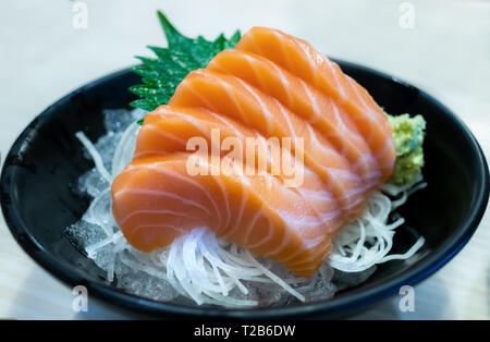Salmond sashimi tagliare impostato su un ristorante in stile giapponese con piscina bassa kighting. Foto Stock