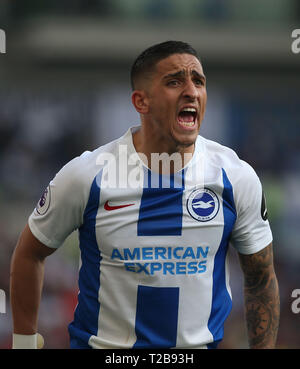 Brighton Lewis Dunk gesti durante la Premier League inglese match tra Brighton Hove Albion e Southampton all'Amex Stadium di Brighton. 30 marzo 2019 Photo James Boardman / teleobiettivo e immagini solo uso editoriale. Nessun uso non autorizzato di audio, video, dati, calendari, club/campionato loghi o 'live' servizi. Online in corrispondenza uso limitato a 120 immagini, nessun video emulazione. Nessun uso in scommesse, giochi o un singolo giocatore/club/league pubblicazioni. Foto Stock