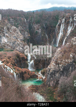 Belle cascate nel parco naturale dei laghi di Plitvice a stagione invernale Foto Stock