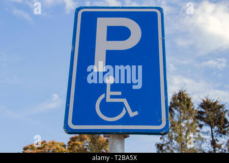 Simbolo di parcheggio per i driver di sedie a rotelle a Amsterdam Paesi Bassi 2018 Foto Stock