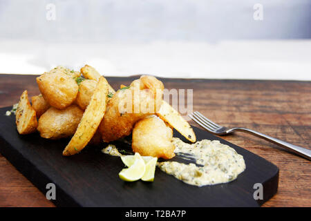 Birra Bengala martoriato rawas snack, Maharashtra, India. Foto Stock