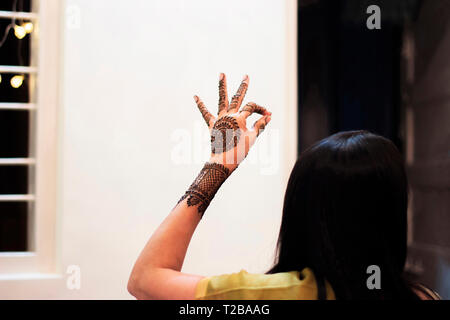 Mehendi o Henna Tattoo sulle mani, India cultura. Foto Stock