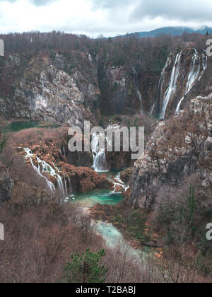 Parco naturale dei laghi di Plitvice con grandi cascate nella stagione invernale Foto Stock