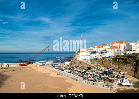 Vista di un pesce di barca in porto di pesca a Ericeira village. Ericeira portogallo Foto Stock