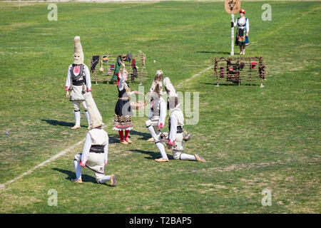 VARVARA, Bulgaria - 24 Marzo 2019: momento dal Festival Nazionale Derviscio Varvara presenta le tradizioni del bulgaro Kuker giochi. Gli artisti interpreti o esecutori presente il Foto Stock