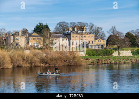 Ednam House Hotel e la pesca in barca sul fiume Tweed a Kelso, Scottish Borders, fine febbraio. Foto Stock