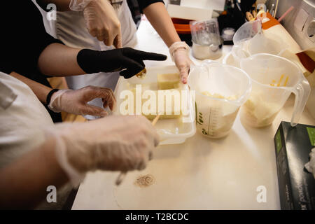 Mousse di torta di yogurt. Ragazze in un processo di cottura. Capolavori culinari Foto Stock