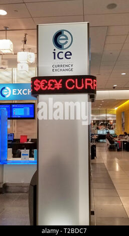 MONTREAL, gennaio 10, 2019: ICE Ufficio cambio valuta in aeroporto. Intercontinental Exchange, Inc. è una rete americana di scambi e di cancellazione Foto Stock