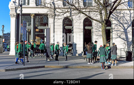 Il Warehouse District si riempie di chili indossando corridori che si preparano a correre nella mattina presto 2019 St. Patricks Day Kilt correre a Cleveland, Ohio, Stati Uniti. Foto Stock